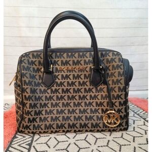 MICHAEL KORS BEDFORD LARGE DUFFLE SATCHEL in BEIGE/BLACK